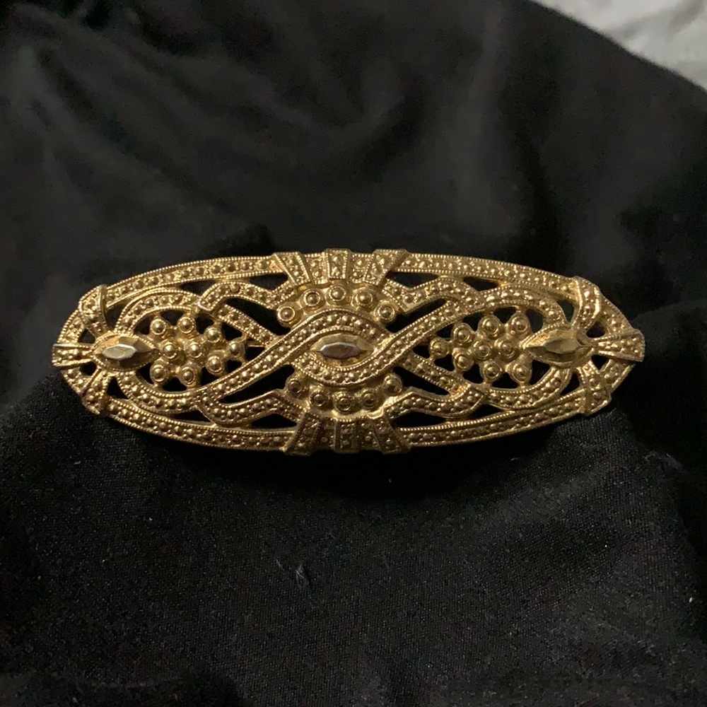 Vintage gold tone brooch